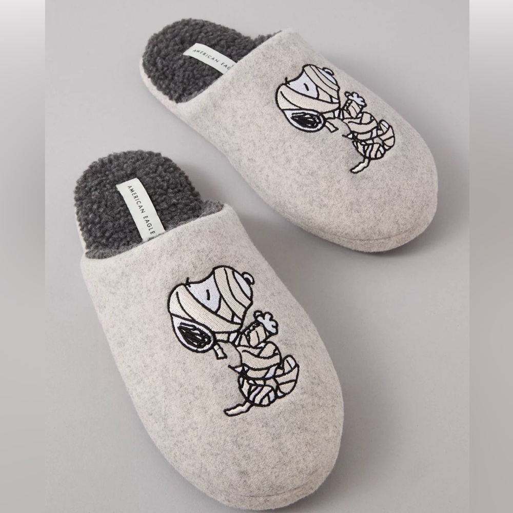American Eagle Grey Snoopy Embroidered Slip-OnSlippers,EUC HTF up to women’s 8.5